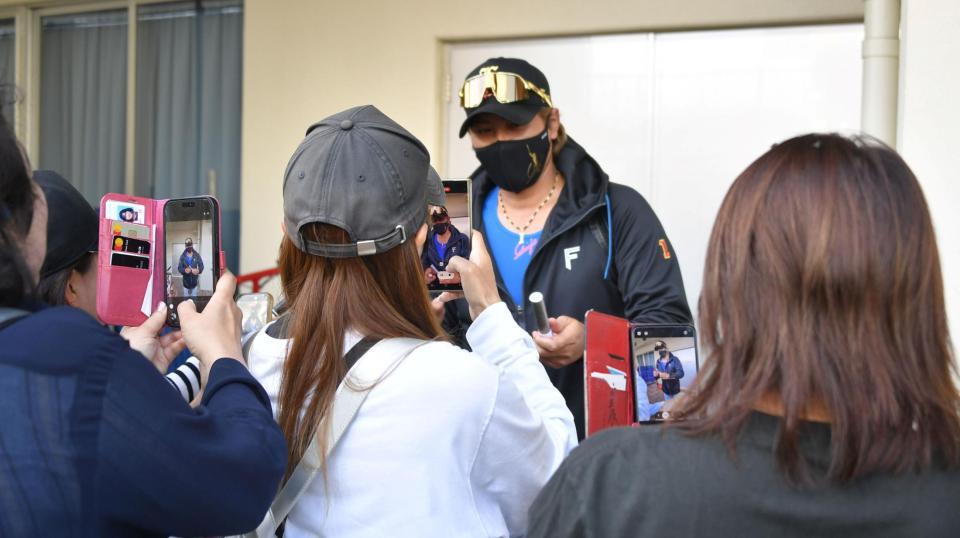 球場入り前ファンのサインに応じる新庄監督（撮影・持木克友）
