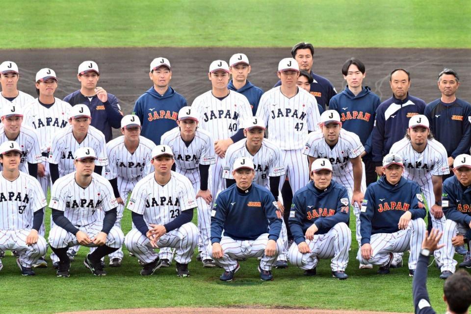 強化合宿を終えて、集合写真に納まる井端監督（前列中央）らＷＢＣ日本代表