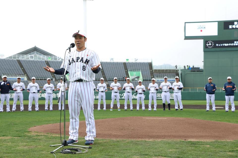 手締めを行う近藤健介（撮影・伊藤笙子）