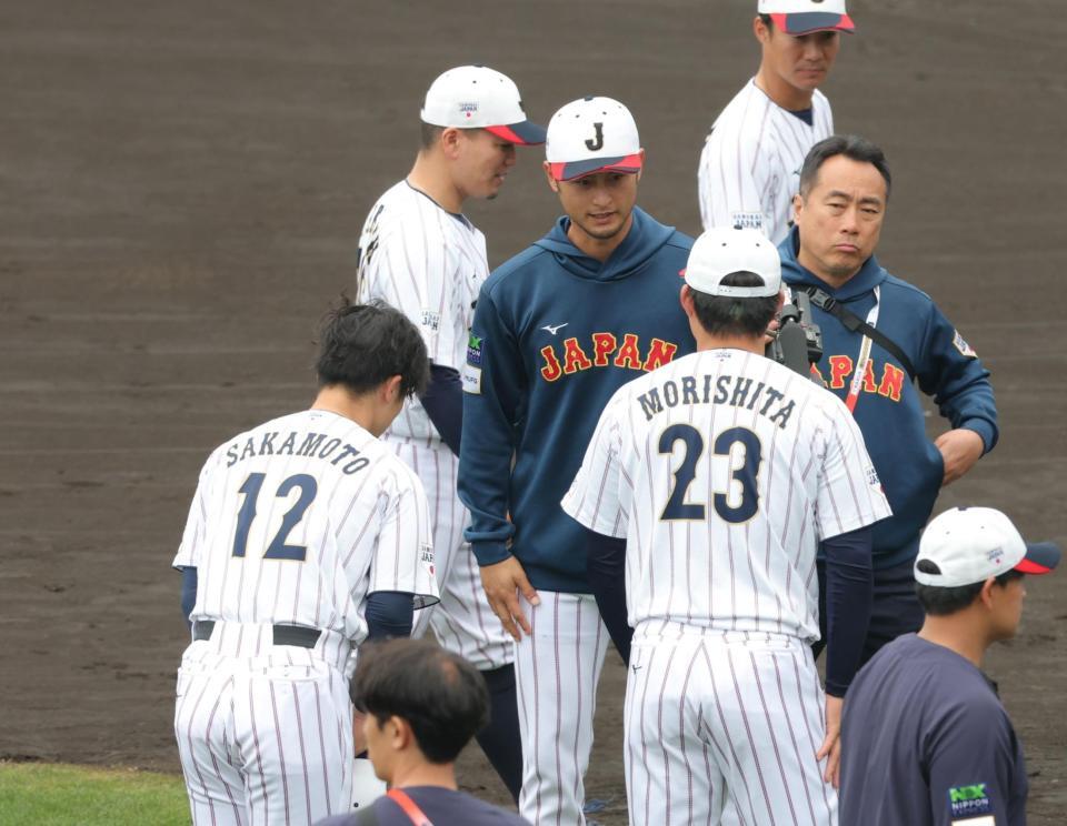 森下、坂本にあいさつするダルビッシュ有（撮影・金田祐二）