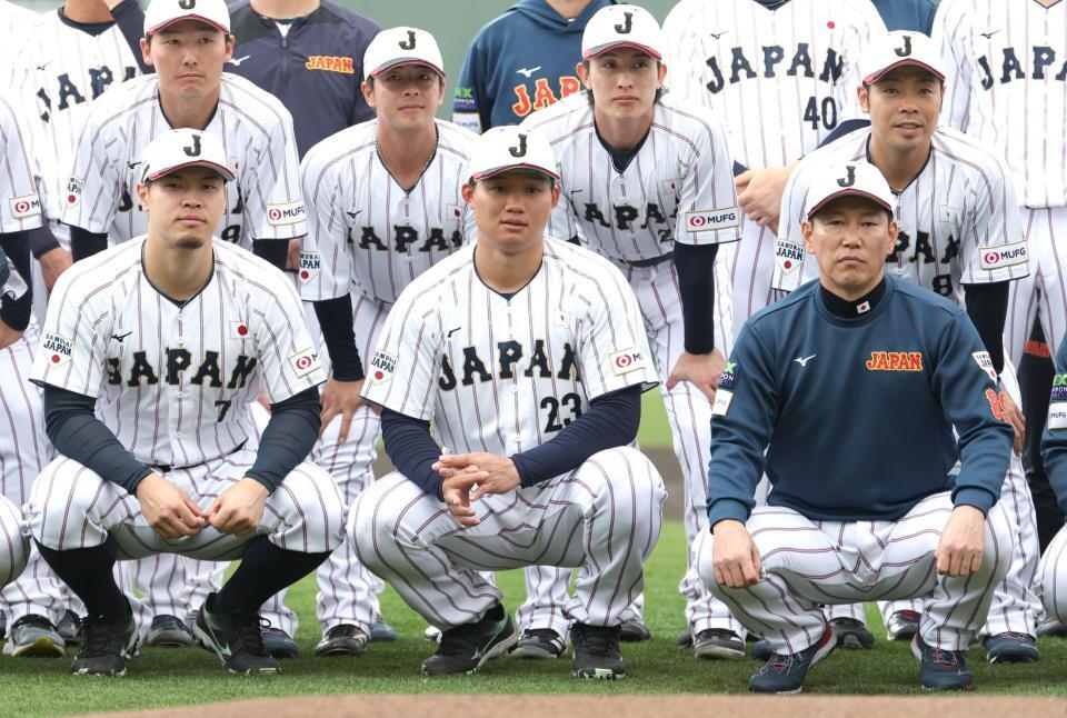 キャンプを打ち上げ、記念撮影に収まる（前列左から）佐藤輝、阪森下、井端監督（撮影・伊藤笙子）