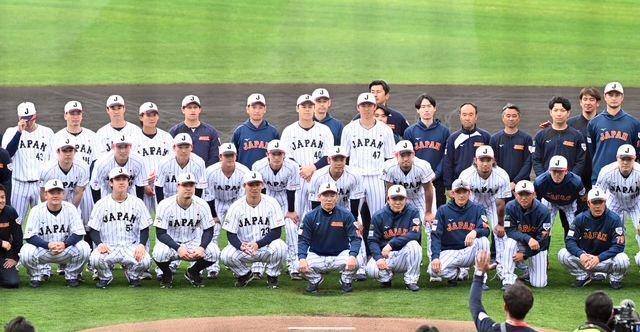 強化合宿を終えて、集合写真に納まる井端監督（前列中央）らＷＢＣ日本代表
