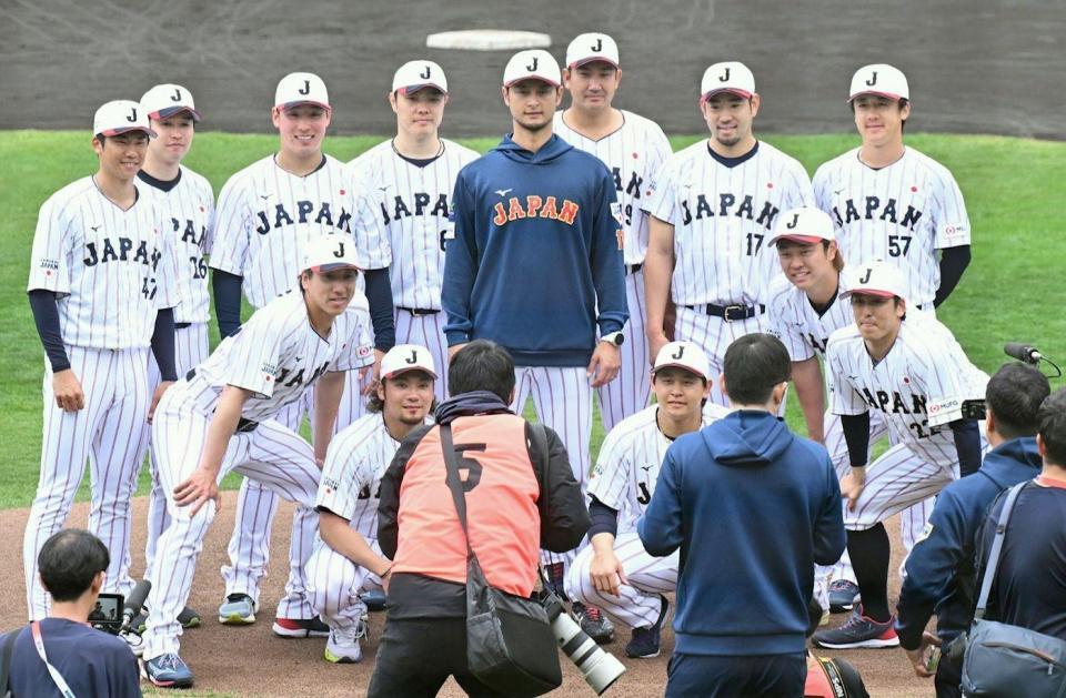 アドバイザーのダルビッシュ（中央）を囲んで集合写真に納まる投手陣