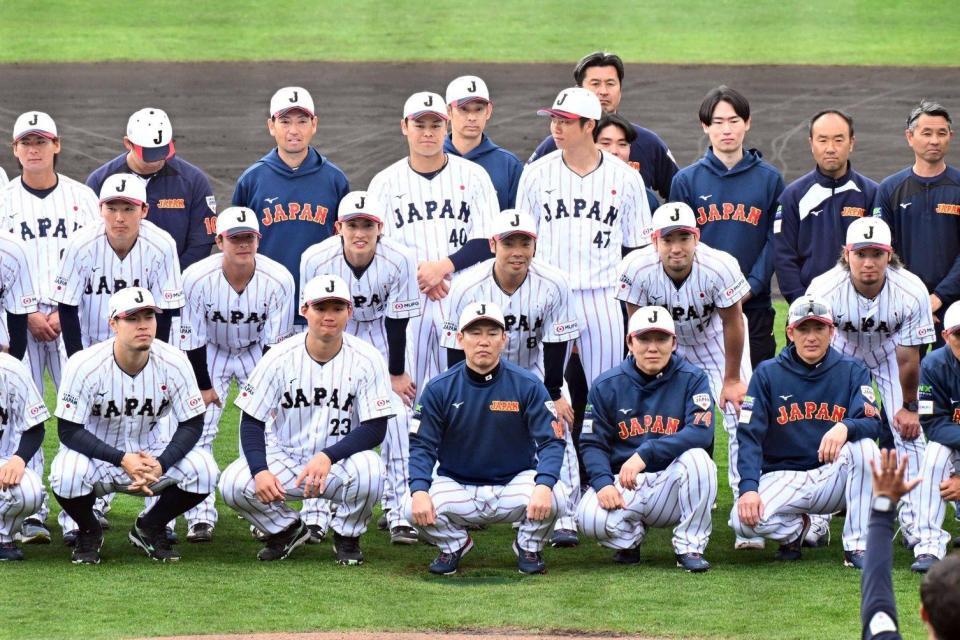 強化合宿を終えて、集合写真に納まる井端監督（前列中央）らＷＢＣ日本代表