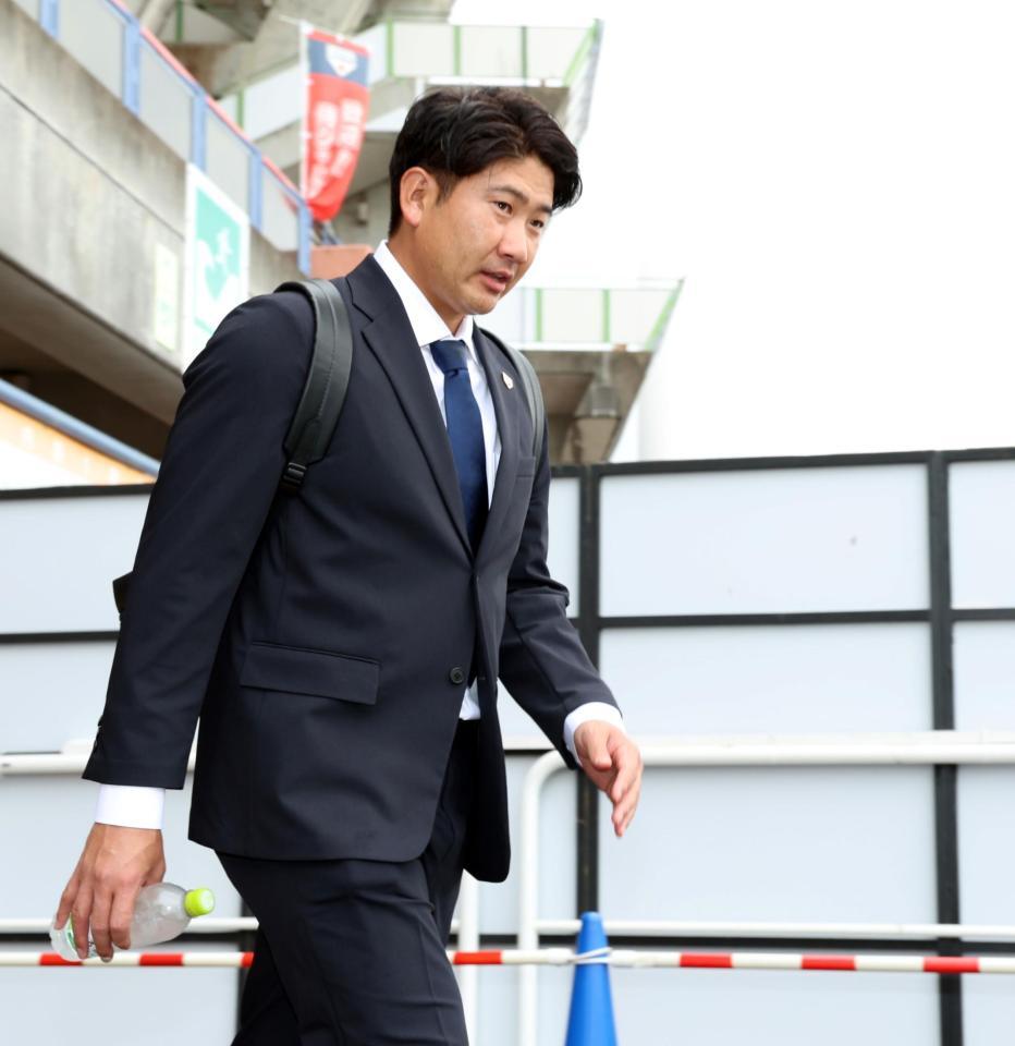 キャンプ地を後にする菅野（撮影・伊藤笙子）