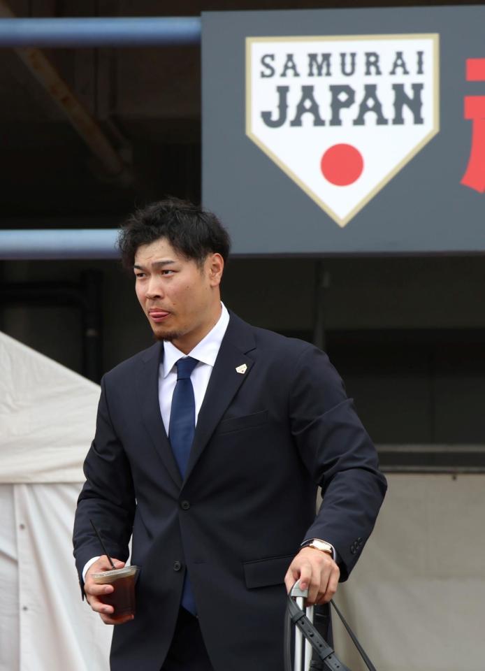 キャンプ地を後にする佐藤輝（撮影・伊藤笙子）