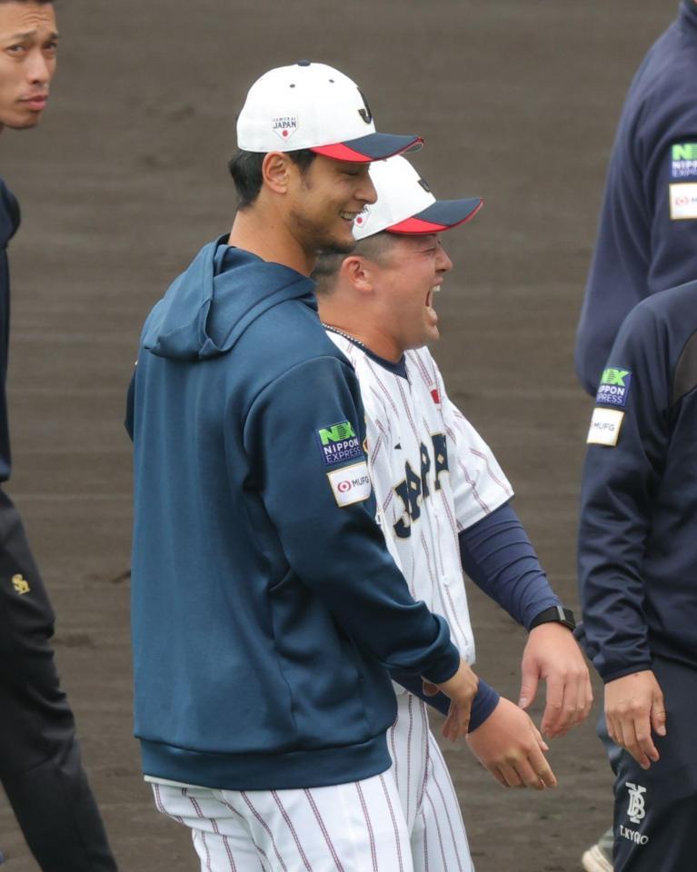 ダルビッシュにあいさつし爆笑の牧（撮影・金田祐二）