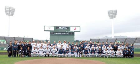 　キャンプを打ち上げ、記念撮影する侍ジャパンナインとスタッフ陣