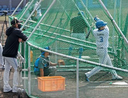 　新庄監督（左手前）の視線を受けながら打撃練習する日本ハムの郡司＝名護