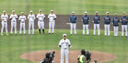 近藤（手前）の発声で手締めする井端監督（中央右）ら