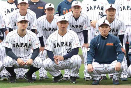 キャンプを打ち上げ、記念撮影に収まる（前列左から）佐藤輝、森下、井端監督（撮影・伊藤笙子）