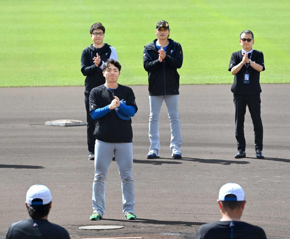 　沖縄キャンプの手締めをする新庄監督（右から２人目）＝撮影・持木克友
