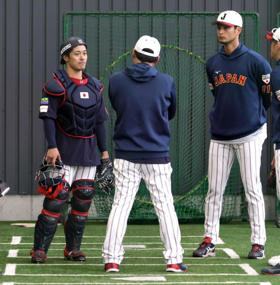 　話し込む坂本（左）、ダルビッシュ（右）ら
