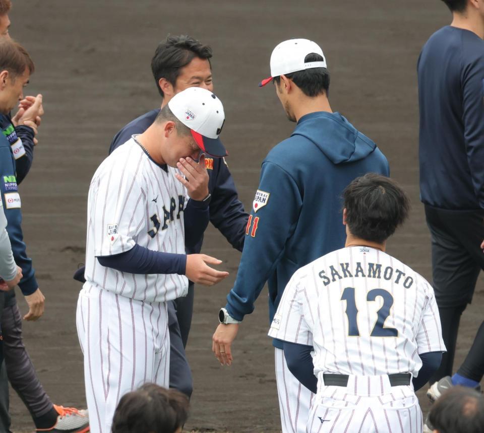 泣いたフリでダルビッシュ有にあいさつする牧＝２４日