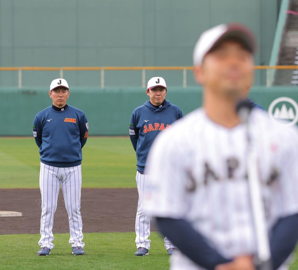 キャンプを打ち上げ、近藤（手前）の手締めを聞く井端監督（左）