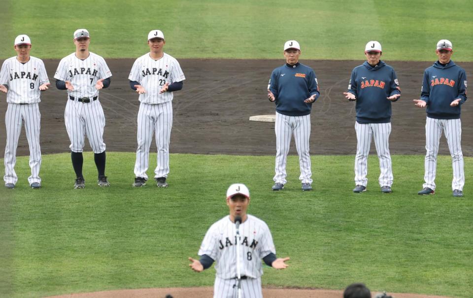 近藤（手前）の発声で手締めする井端監督（中央右）ら