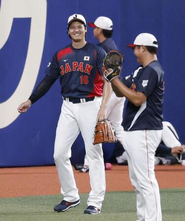 　ＷＢＣ日本代表に合流し、菅野（右）と笑顔で言葉を交わす大谷
