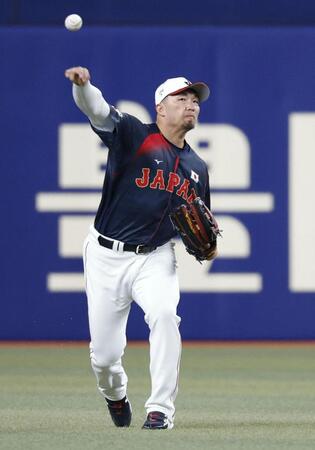 　守備練習する鈴木