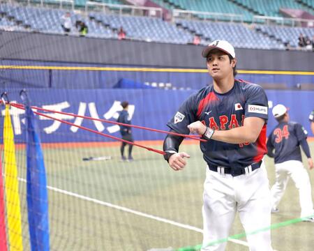 ゴムチューブで調整する大谷（撮影・西岡正）