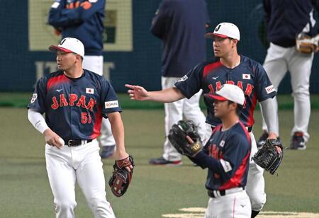 キャッチボール前に話す鈴木（左）と佐藤輝（撮影・飯室逸平）