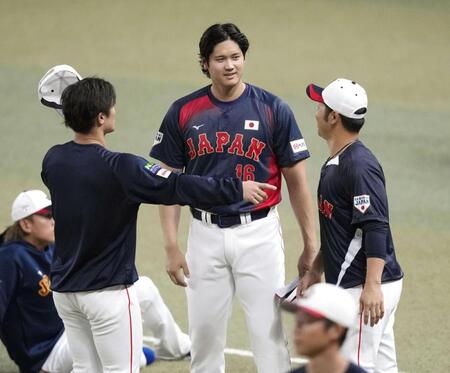 　ＷＢＣ日本代表に合流し、近藤（右）らと言葉を交わす大谷（中央）