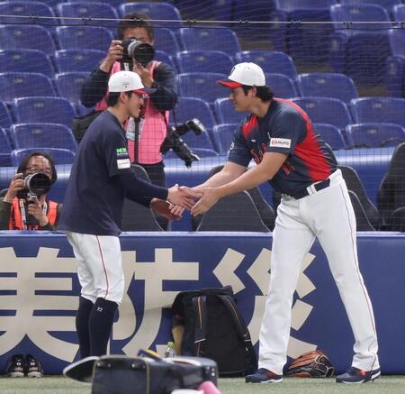 隅田（左）と握手する大谷