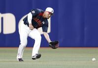 　守備練習する鈴木