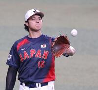 チームに合流し、キャッチボールで調整する大谷（撮影・西岡正）