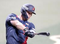 鋭い視線で素振りする佐藤輝（撮影・西岡正）