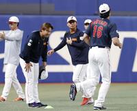 　ＷＢＣ日本代表に合流した大谷（16）にあいさつする宮城（左から２人目）
