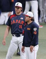 大谷（左）と言葉を交わす宮城