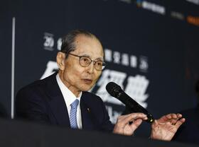 　記者会見するソフトバンクの王球団会長