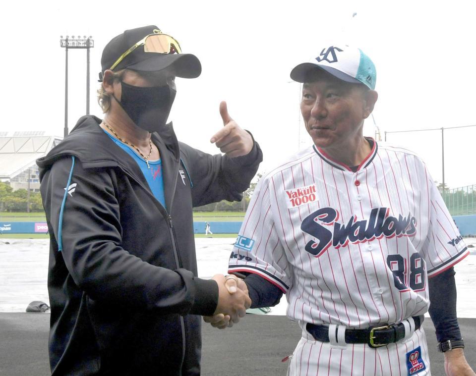 　グラウンドで握手を交わす新庄監督（左）と池山監督（撮影・持木克友）