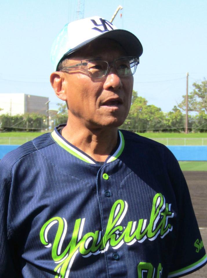 キャンプを打ち上げ、取材に応じるヤクルト・池山監督