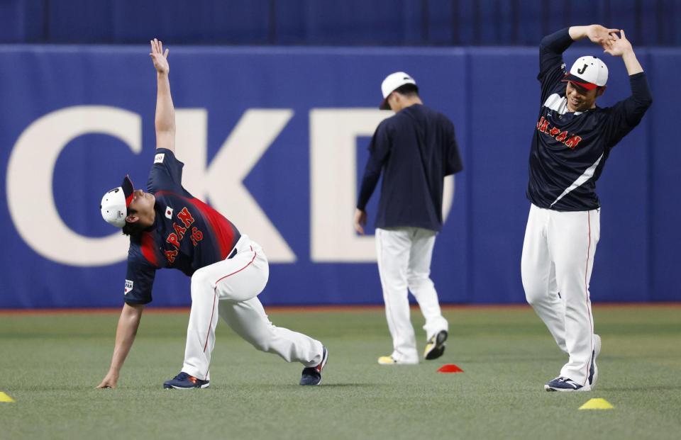 　ウオーミングアップする大谷（左）と近藤（右）