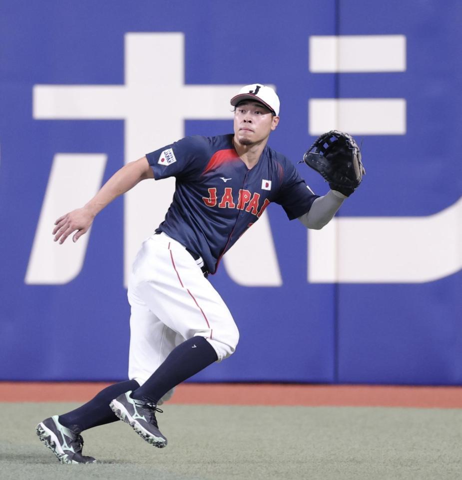 ライトで打球を追う佐藤輝