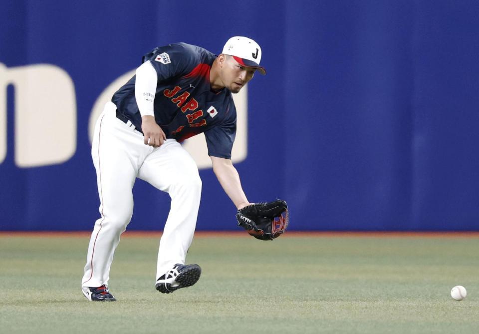 　守備練習する鈴木