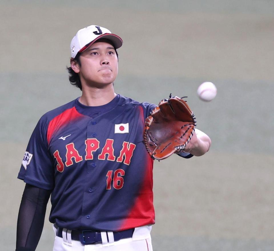 チームに合流し、キャッチボールで調整する大谷（撮影・西岡正）