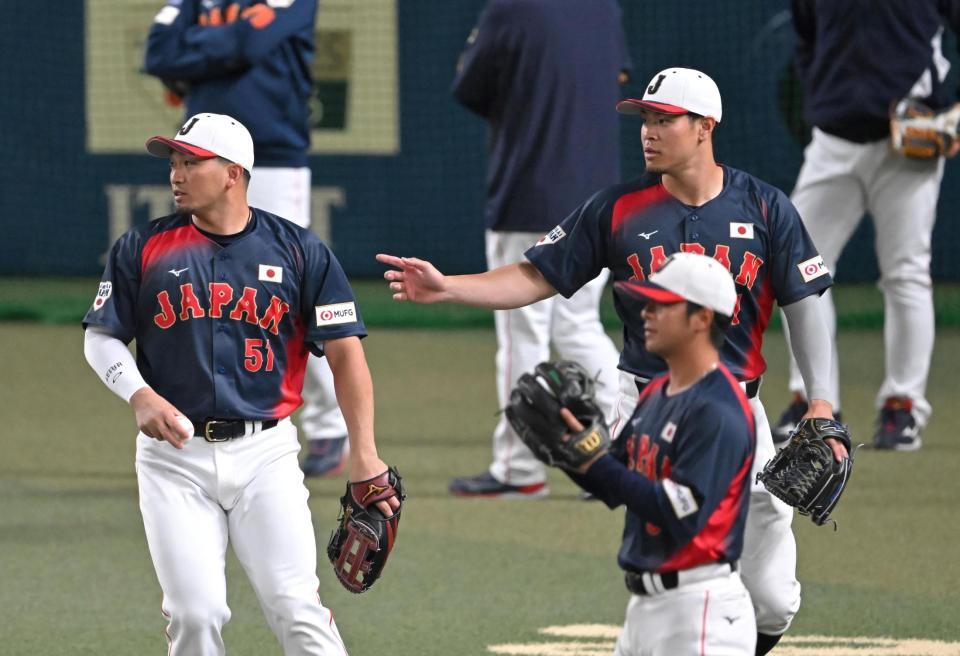 キャッチボール前に話す鈴木（左）と佐藤輝（撮影・飯室逸平）