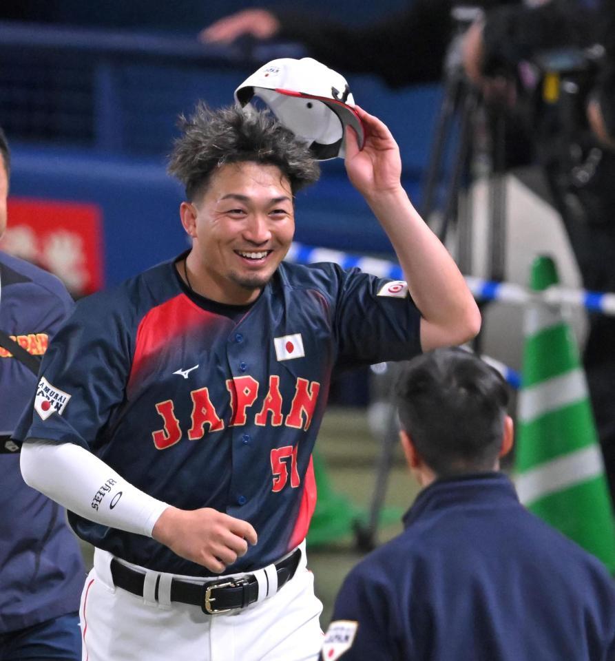 笑顔を見せる鈴木（撮影・飯室逸平）