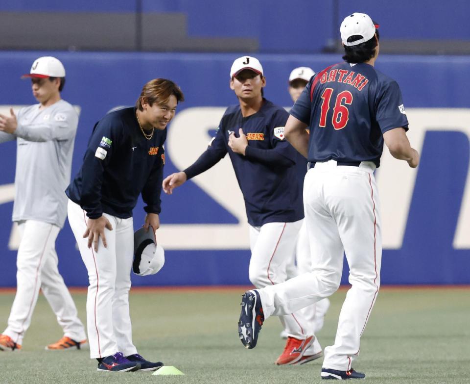 　ＷＢＣ日本代表に合流した大谷（16）にあいさつする宮城（左から２人目）
