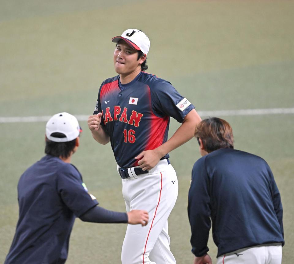 あいさつされ、おどけた表情をみせる大谷（撮影・飯室逸平）