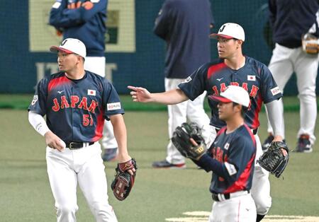 　鈴木（左）と話す佐藤輝（撮影・飯室逸平）