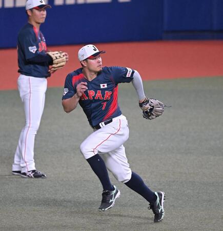 ライトの守備練習する佐藤輝（撮影・飯室逸平）