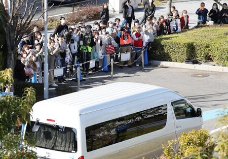 　大谷を乗せたとみられる車を見る大勢のファンら