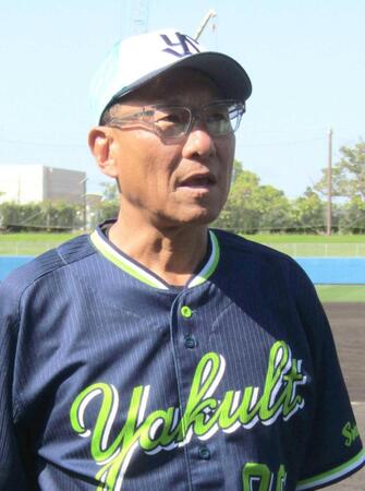 　キャンプを打ち上げ、取材に応じる池山監督