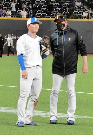 練習中に郡司（左）に声をかける新庄監督