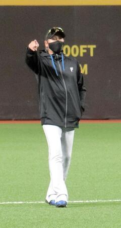 練習中に指示を出す新庄監督