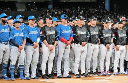 試合前のセレモニーで記念撮影する新庄監督（中央）