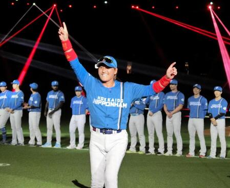 試合前のセレモニーで歓声に応える新庄監督